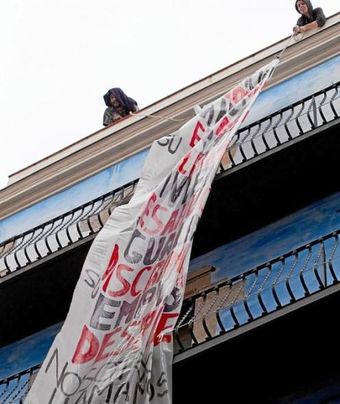 "Cuando su educación atonta, su sanidad enferma, su arte vulgariza, su vivienda desahucia, su igualdad discrimina y su empleo despide, nosotrxs llamamos A LAS BARRIKADAS"