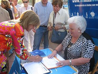 Ana Botella firmando contra la subida del IVA en 2010.