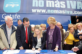 Ana Pastor Julián firmando contra la subida del IVA en 2010.