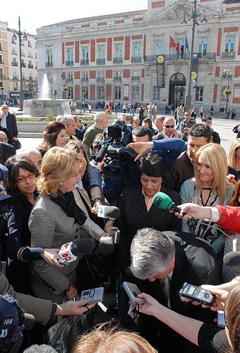 Cristina Cifuentes en Sol (a la derecha), durante una recogida de firmas contra la subida del IVA, de la campaña No más IVA.