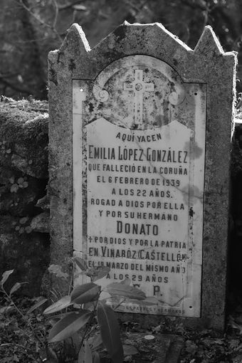 Lápida en el cementerio de Soutomerille, Castroverde. Lugo